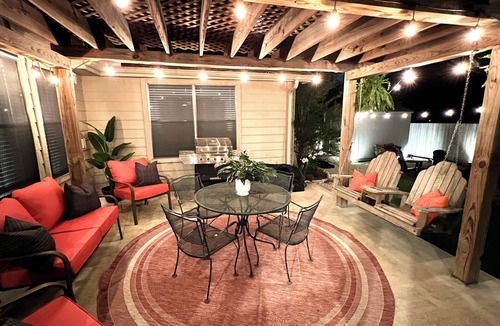 Spring House | Spring Home, Minutes from The Woodlands, Sleeps 8, King Bed, Coffee Bar,