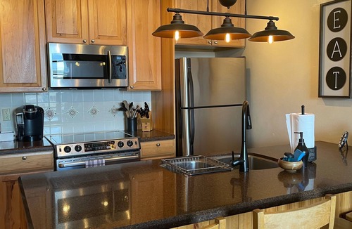 Downtown Asheville Condo | Spring into Summer in this perfectly located downtown condo! ☀️🌷