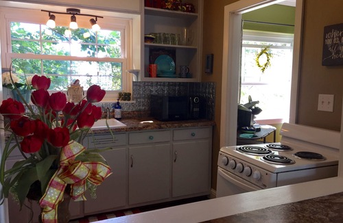 Harrisburg Condo | Spring is for Hiking! In Town-Private Hot Tub-2 Bikes-Shawnee National Forest