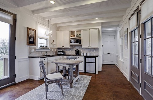 Burton Cottage | SPRING IS WONDERFUL in Round Top!