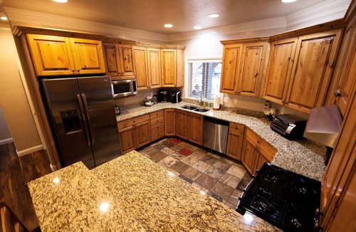 Ogden Condo | Spring Price Drop! Snowbasin Lakeside Luxury 3bd.Hot tub.Garage. 2300sqft