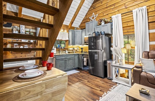 Townsend Cabin | Spring Retreat! Hot Tub, Theater, XBox, Kid Room