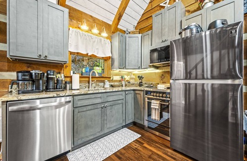 Townsend Cabin | Spring Retreat! Hot Tub, Theater, XBox, Kid Room