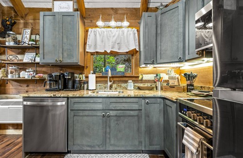 Townsend Cabin | Spring Retreat! Hot Tub, Theater, XBox, Kid Room