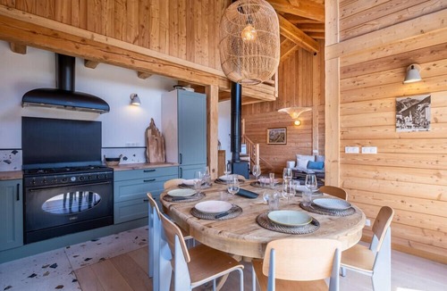 Les Praz-de-Chamonix Ski Chalet | Spring skiing ☀️ Mont-Blanc view, cozy cottage