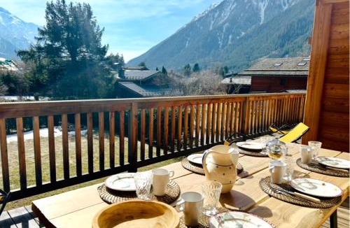 Les Praz-de-Chamonix Ski Chalet | Spring skiing Mont-Blanc view cozy cottage