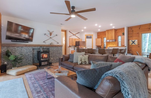 Mount Hood Village House | Spring Special 3rd night FREE on stays before 05/10/26