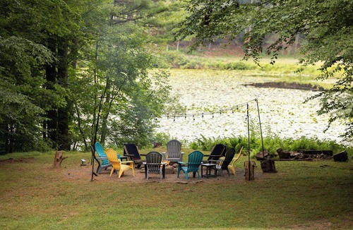 Purling House | Spring Special:Pond Views, Backyard Dining+BBQ