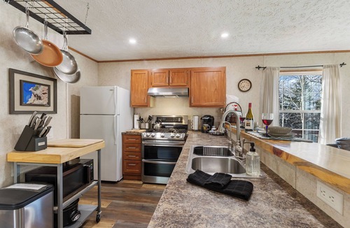 Cripple Creek Cabin | Spring Special Price Private, Romantic, Dog friendly, NEW HotTub, Hiking