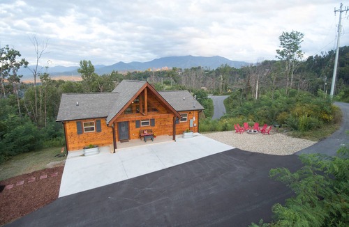 Chalet Village North Cabin | Spring Specials! Magnificent Views -Luxury 2 Br2Ba,Fire Pit, Hot Tub, Location