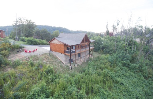 Chalet Village North Cabin | Spring Specials! Magnificent Views -Luxury 2 Br2Ba,Fire Pit, Hot Tub, Location