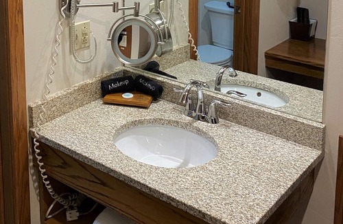 Arena Hotel | Spring Valley Inn