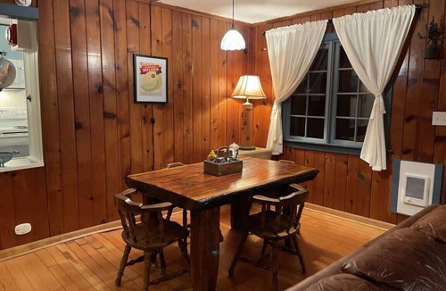 Mount Hood Village Cabin | Springbrook Cabin 2BR Retro Charm w Fireplace