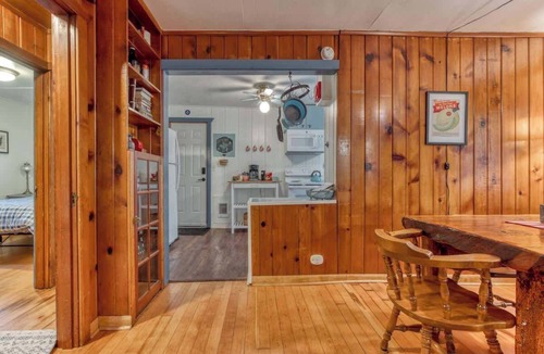 Mount Hood Village Cabin | Springbrook Cabin 2BR Retro Charm w Fireplace