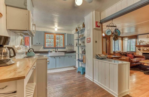 Mount Hood Village Cabin | Springbrook Cabin 2BR Retro Charm w Fireplace