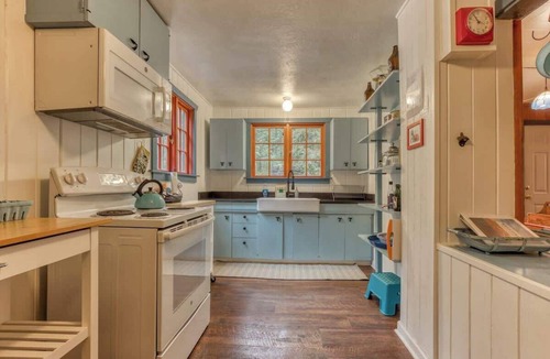 Mount Hood Village Cabin | Springbrook Cabin 2BR Retro Charm w Fireplace