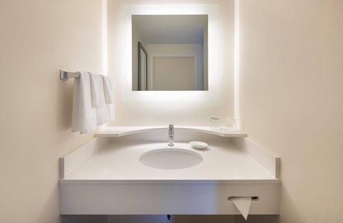 Newark Hotel | SpringHill Suites by Marriott Newark Liberty International