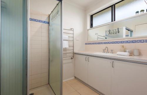 Clifton Springs House | Springs Getaway, Bayviews, Sleeps 6, Boat Parking