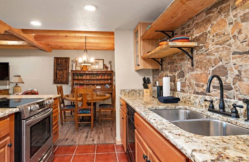 Northeast Santa Fe Condo | Springtime Casita, Hot tub, Pool, Dwtn walk