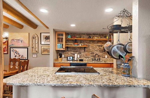 Northeast Santa Fe Condo | Springtime Casita, Hot tub, Pool, Dwtn walk