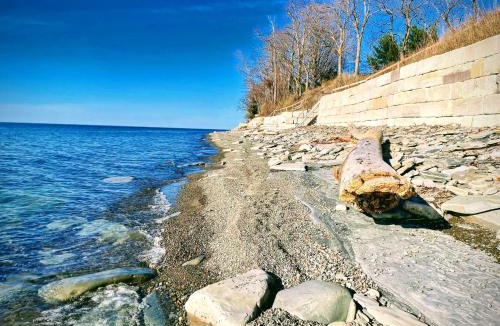North East House | Springtime on the Lake Erie - 180 degree views and game arcade