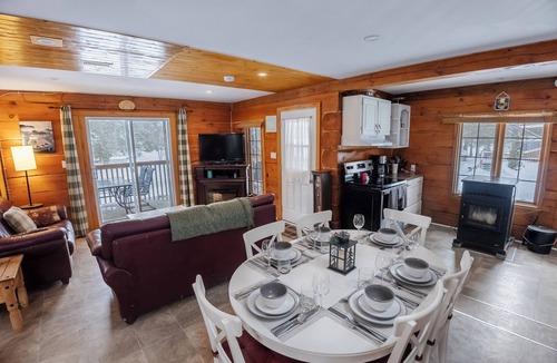 Arden Cabin | Springwood Cottage Resort - Log Cabin