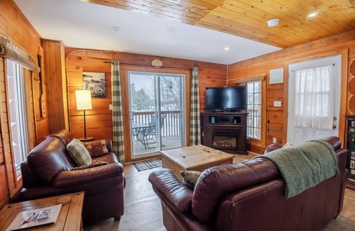 Arden Cabin | Springwood Cottage Resort - Log Cabin