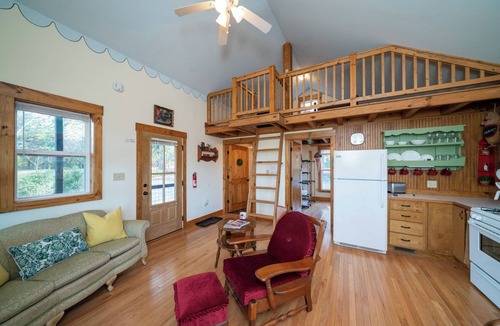 Ore City Cottage | Sproul Lakeside Cottage, 1 Bedroom Plus Loft on Lake O' the Pines, ADA