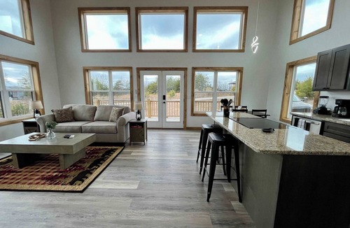 Rogers Cabin | Spruce Arch | King Bed; Fireplace; Pets Welcome!