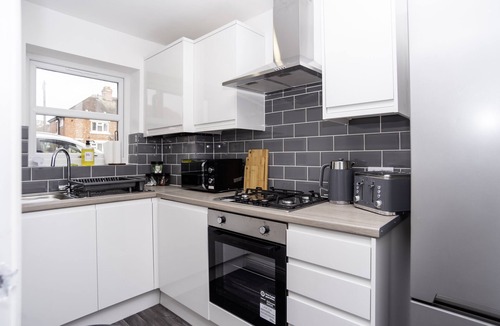 Coalbrookdale House | Spruce House - Central Telford with Parking
