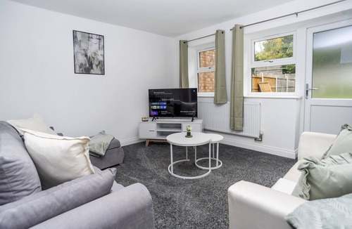 Coalbrookdale House | Spruce House - Central Telford with Parking