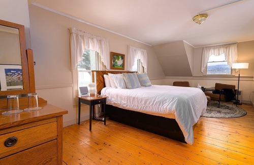 Stowe Bed & Breakfast | Spruce Peak w/Breakfast at the Brass Lantern Inn