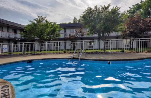 Elyria Hotel | Sprucewood Inn