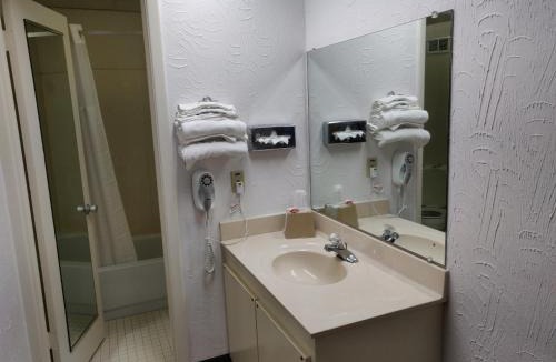 Elyria Hotel | Sprucewood Inn