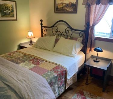 Lion's Head House | Spry Church Cozy Cottage