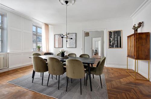 Nyhavn - Amalienborg Apartment | Square - Spacious 6-Bdr Apt Near Nyhavn