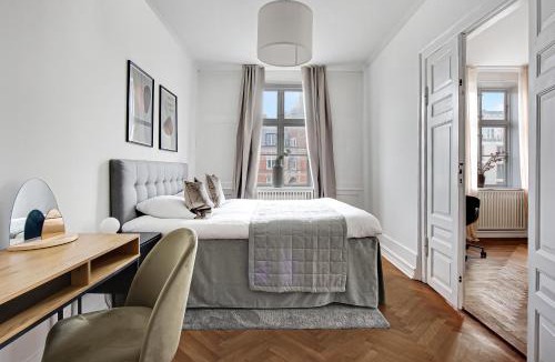 Nyhavn - Amalienborg Apartment | Square - Spacious 6-Bdr Apt Near Nyhavn