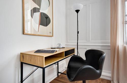 Nyhavn - Amalienborg Apartment | Square - Spacious 6-Bdr Apt Near Nyhavn