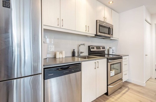 International District Apartment | Square Victoria - Balcony View & Free Parking
