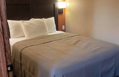 Unionville Apartment | Square View Inn Suite 2