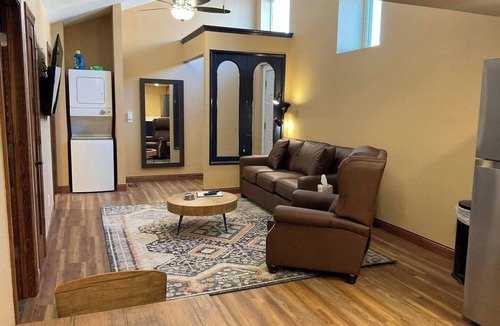 Unionville Apartment | Square View Inn Suite 2