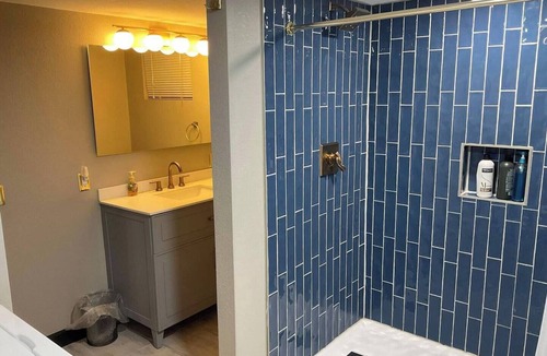 Unionville Apartment | Square View Inn Suite 3