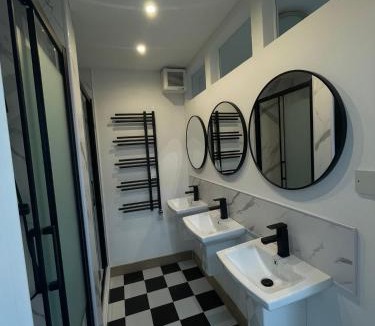 West End Apartment | Squarezzz - Group Accommodation