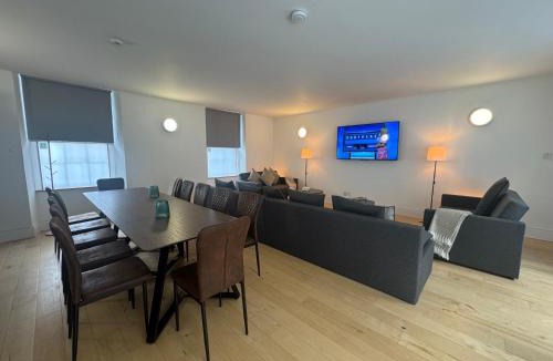 West End Apartment | Squarezzz - Group Accommodation