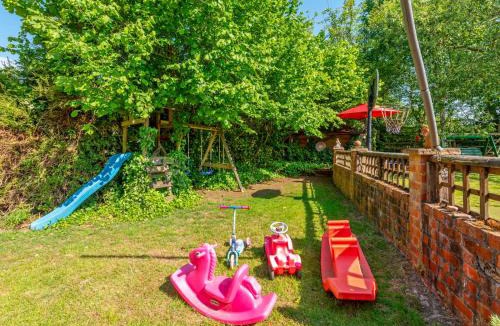 Amerton House | Squirrel Barn - Family Getaway Pass the Keys