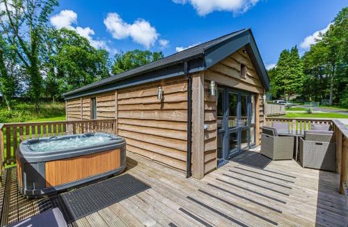 Newton Stewart Ski Chalet | Squirrel Lodge 40 with Hot Tub