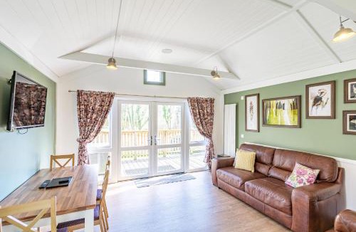 Newton Stewart Ski Chalet | Squirrel Lodge 40 with Hot Tub