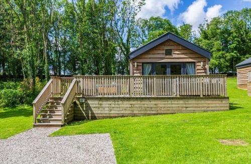 Newton Stewart Ski Chalet | Squirrel Lodge 40 with Hot Tub