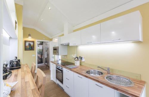 Newton Stewart Ski Chalet | Squirrel Lodge 43 with Hot Tub