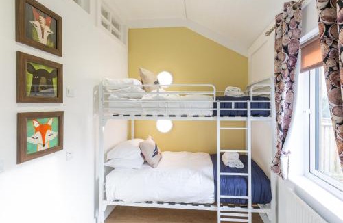 Newton Stewart Ski Chalet | Squirrel Lodge 43 with Hot Tub